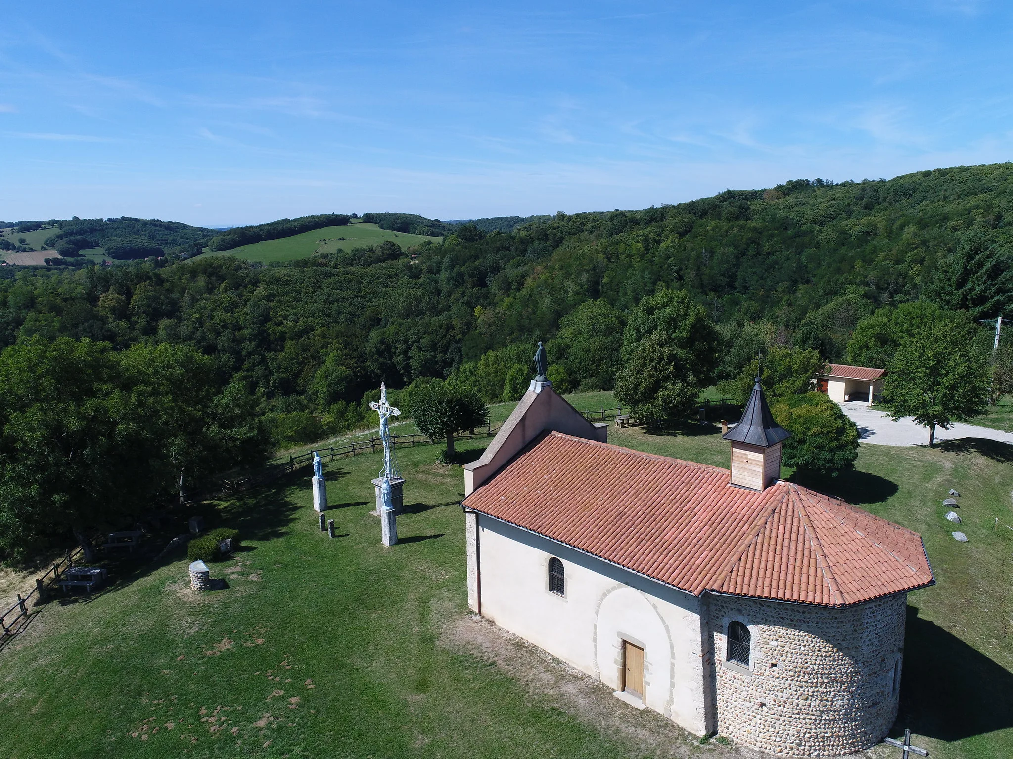 Vue aérienne du village de Roybon, dans les Chambaran, avec son église St Jean Baptiste.